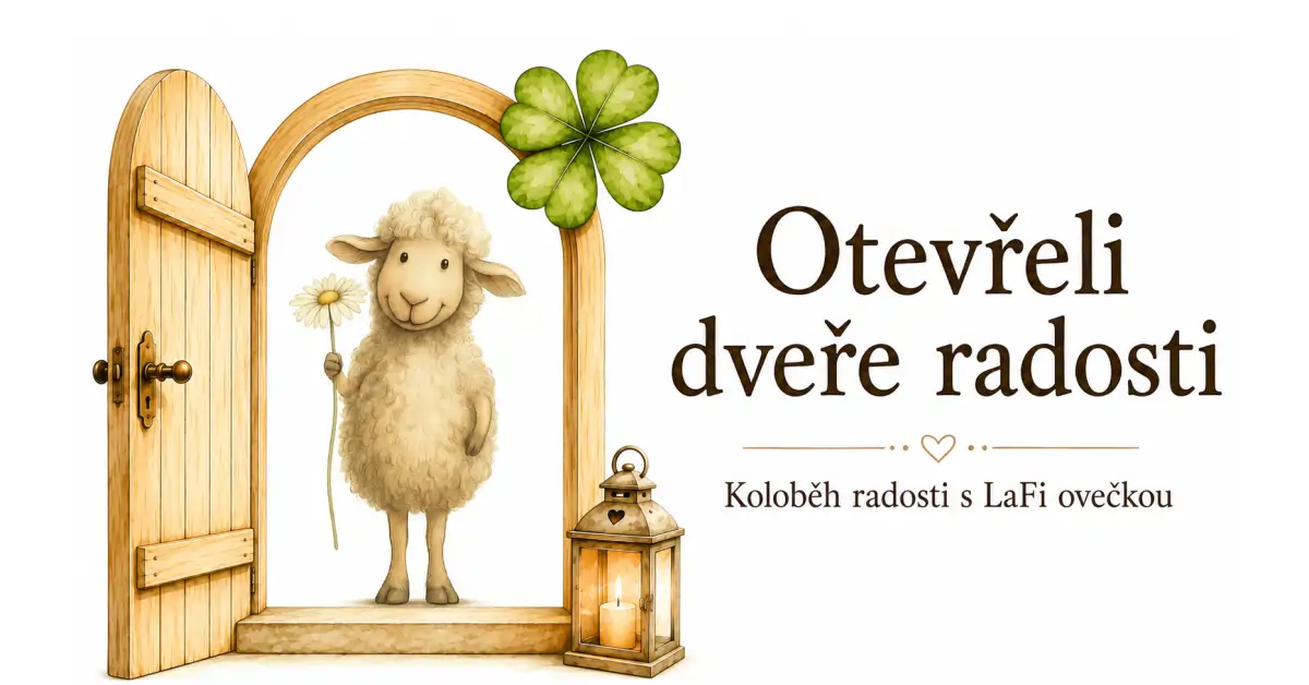 LaFi ovečka otevírá dřevěné dveře radosti s čtyřlístkem a lucernou – projekt Koloběh radosti.