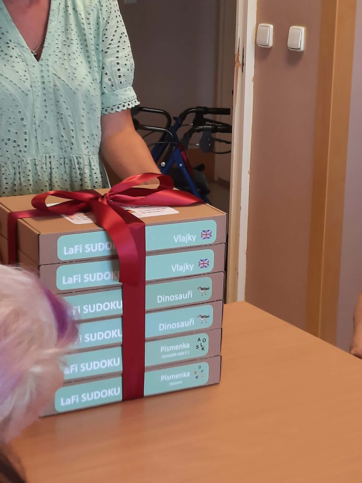 Předání pomůcek v domově seniorů