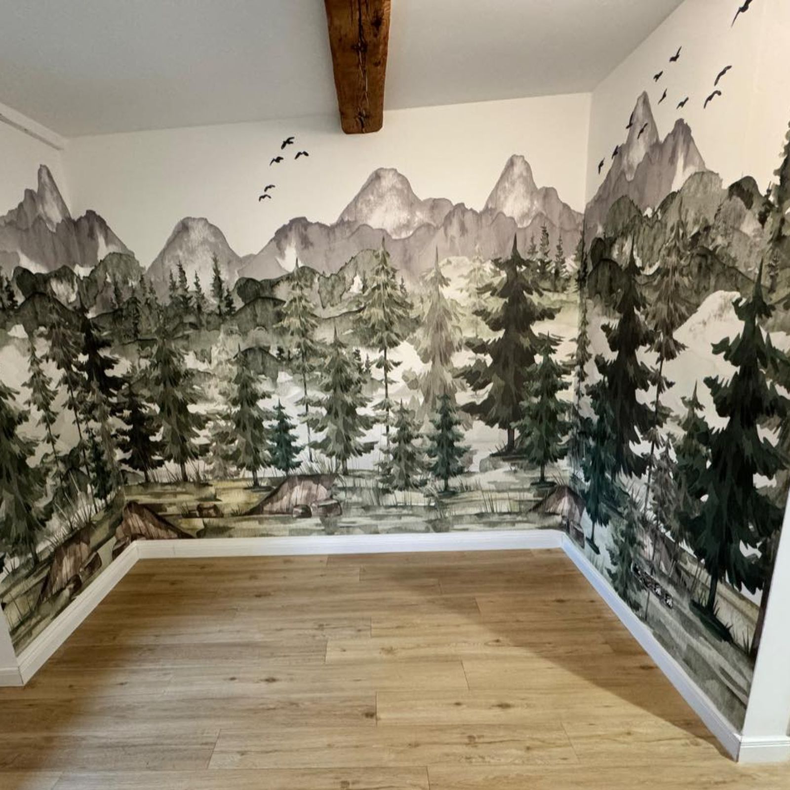 Referenční foto realizace tapety na zeď s motivem lesa a hor v interiéru