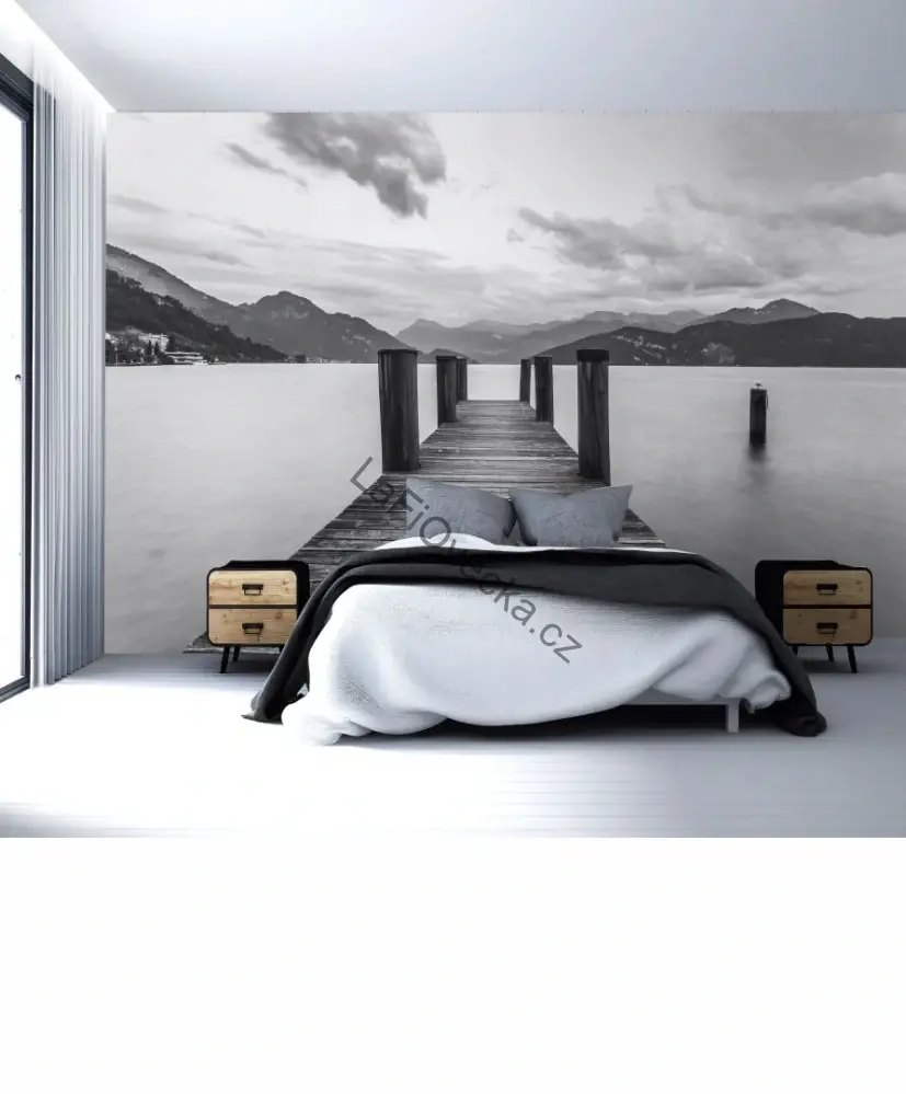 LaFi tapeta na míru – Molo u jezera (černobílá fotografie, klidná ložnice)