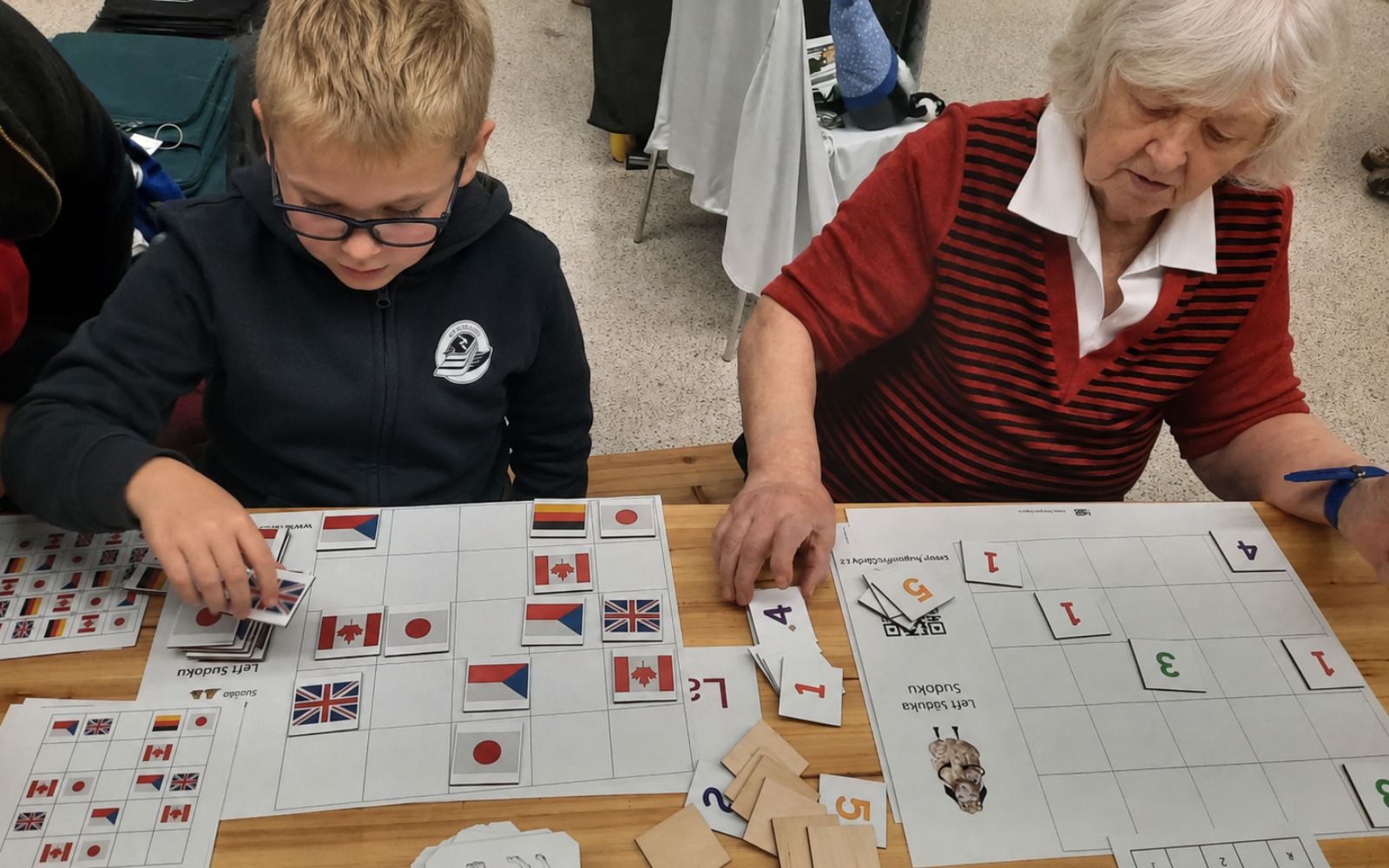 LaFi dřevěné obrázkové sudoku propojuje dítě a seniora u jednoho stolu při tréninku paměti a logiky.